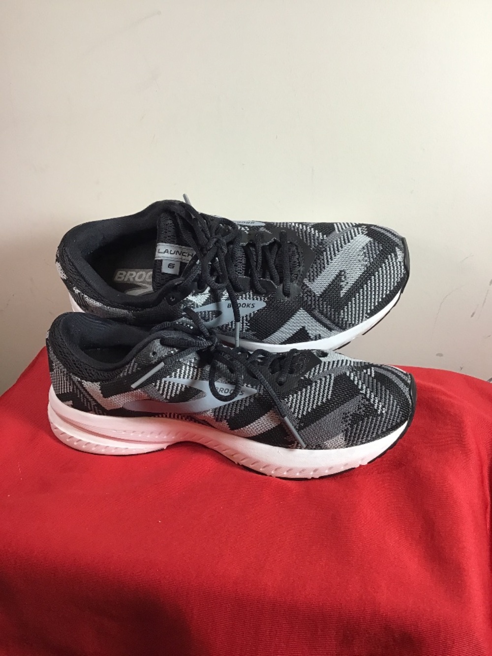 🔥BROOKS, women size 8.5 has one burn on left shoe see photo, otherwise great🔥